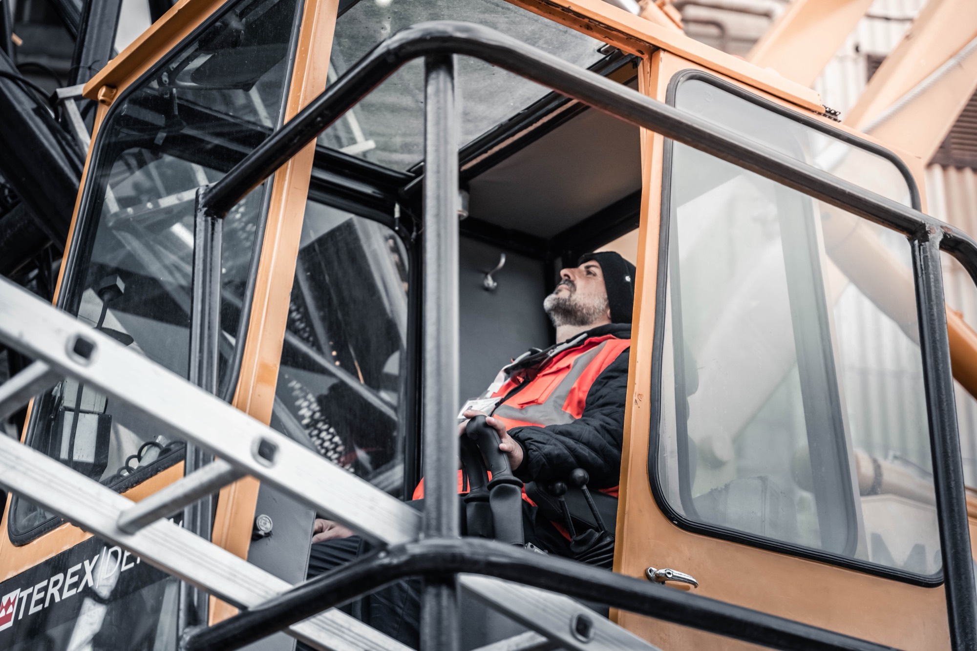 Ouvriers et matériel sur un chantier