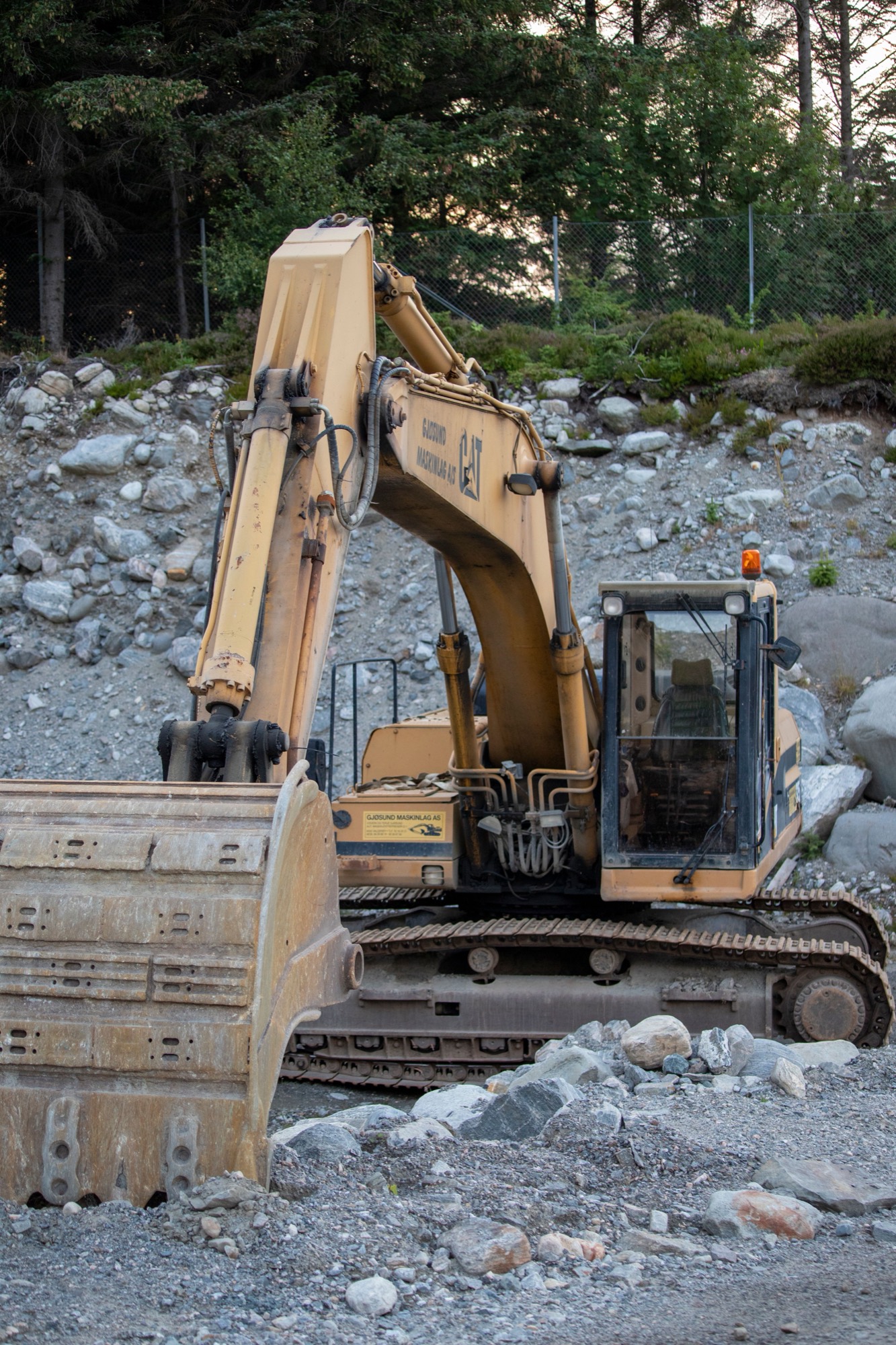 Engin de chantier en activité sur un site de construction