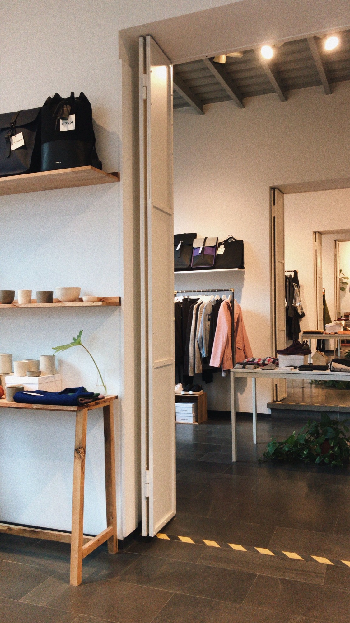 Intérieur d'un magasin moderne avec agencement et éclairage