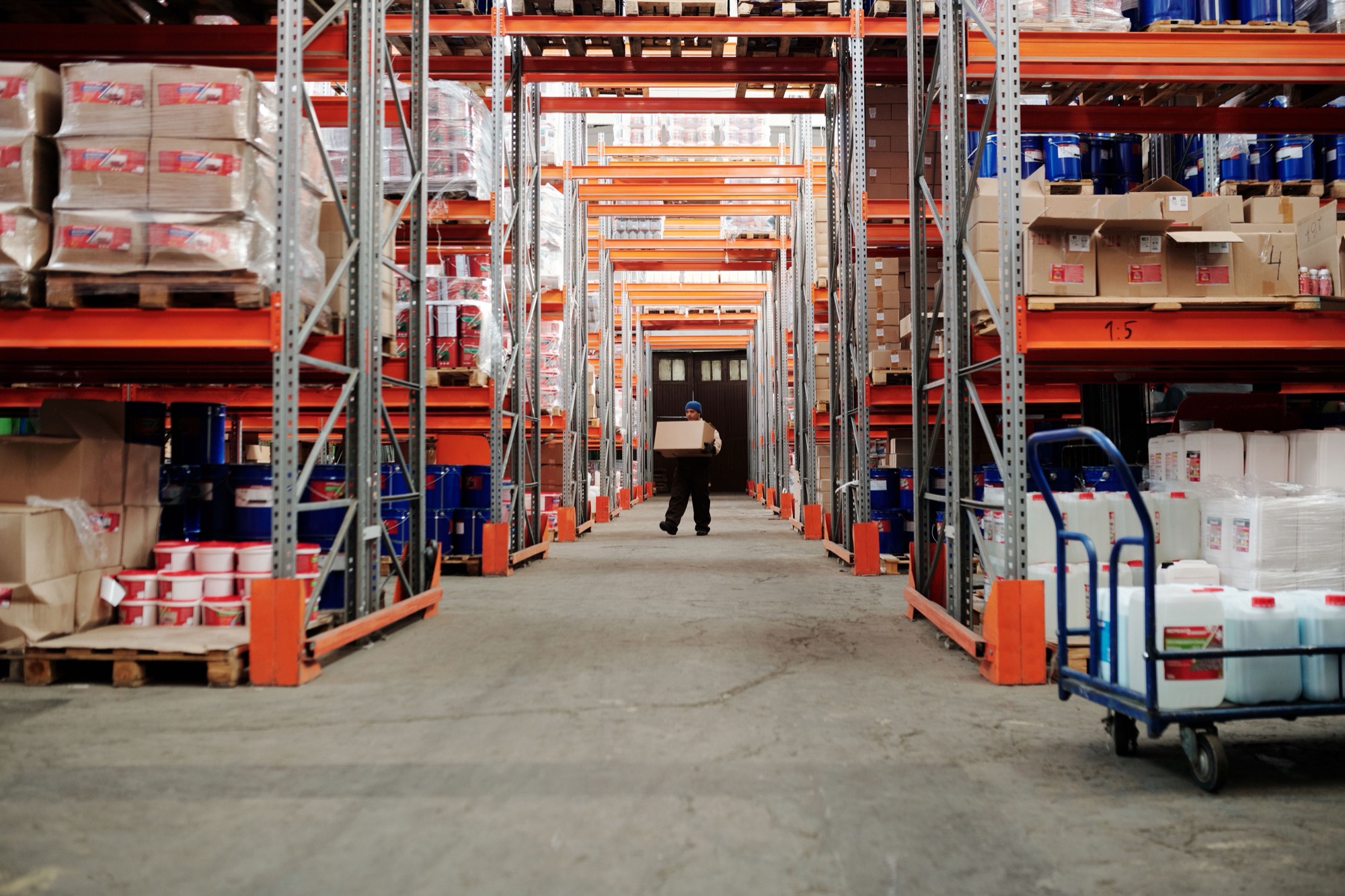 Entrepôt logistique avec racks de stockage