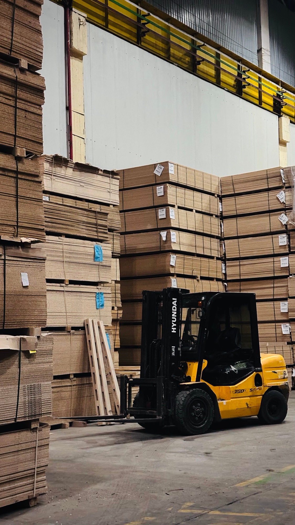 Chariot élévateur dans un entrepôt logistique